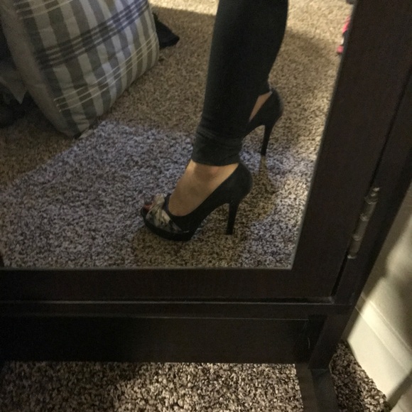 💥4/$25💥 Cute Black Heels with Knot Accent - Picture 8 of 8